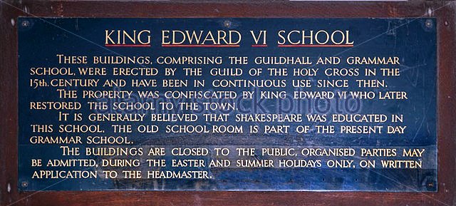 notice-board-outside-king-edward-vi-school-stratford-upon-avon-warwickshire-cwg5t8